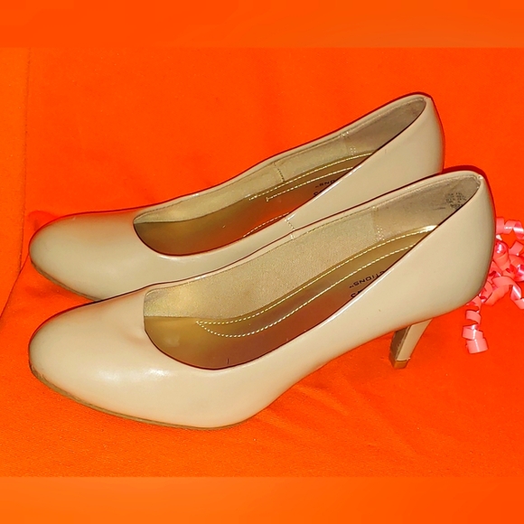 Predictions Comfort Plus Tan Patent Pumps 7.5